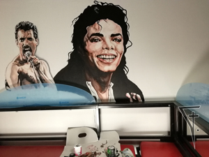 M. Jackson malba v klubu Fénix, Plzeň.