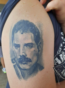 Zpěvák skupiny Queen rameno.