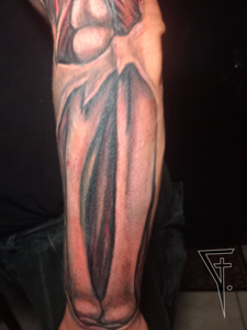 Roztržená ruka, detail.